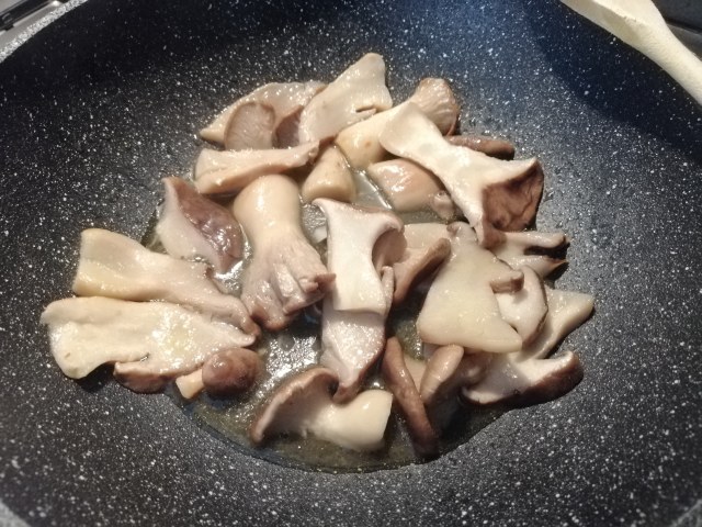 Sarde e cardoncelli fritti con polenta taragna allo zafferano e gremolada