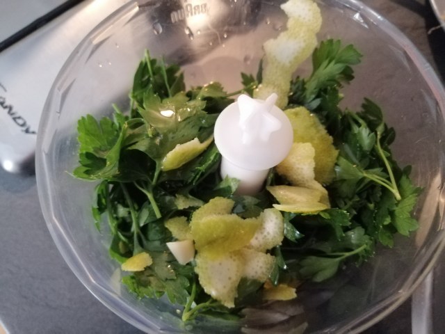 Sarde e cardoncelli fritti con polenta taragna allo zafferano e gremolada