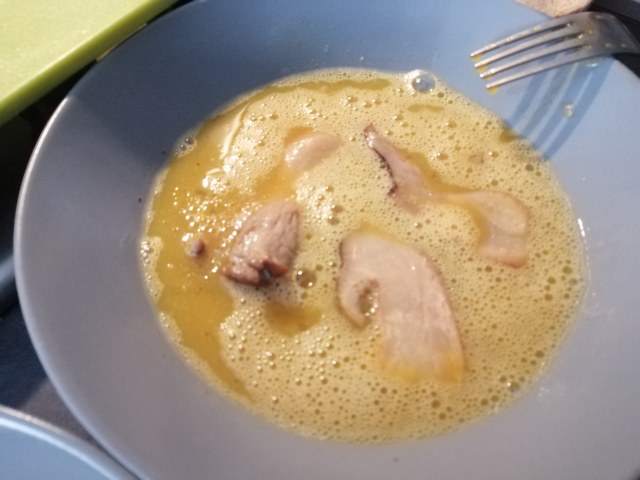 Sarde e cardoncelli fritti con polenta taragna allo zafferano e gremolada
