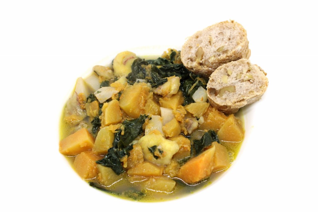 Zuppa d'autunno con zucca castagne cavolo nero e topinambur