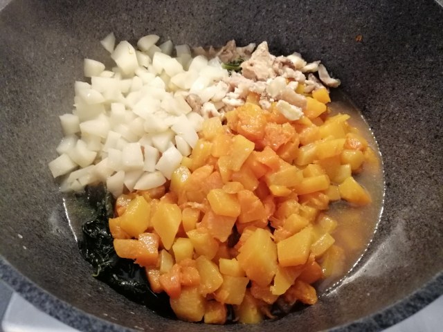 Zuppa d'autunno con zucca castagne cavolo nero e topinambur