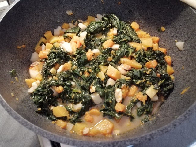 Zuppa d'autunno con zucca castagne cavolo nero e topinambur