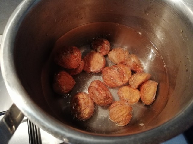 Zuppa d'autunno con zucca castagne cavolo nero e topinambur