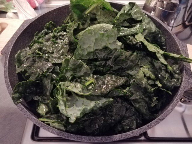 Zuppa d'autunno con zucca castagne cavolo nero e topinambur