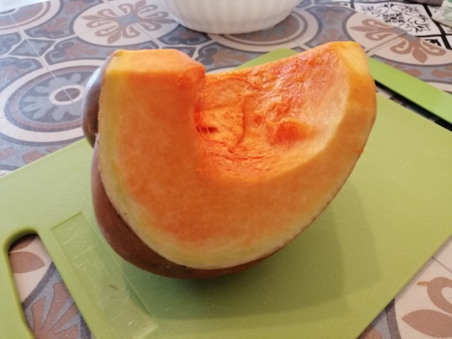 Zuppa d'autunno con zucca castagne cavolo nero e topinambur