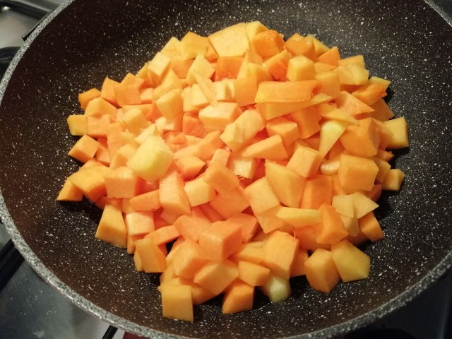 Zuppa d'autunno con zucca castagne cavolo nero e topinambur