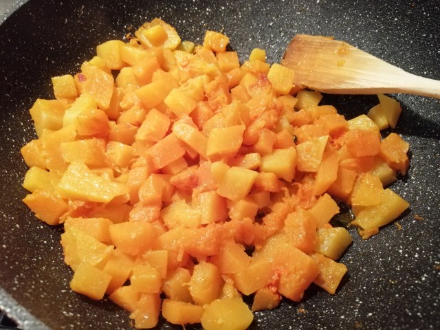 Zuppa d'autunno con zucca castagne cavolo nero e topinambur