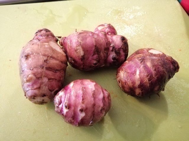 Zuppa d'autunno con zucca castagne cavolo nero e topinambur