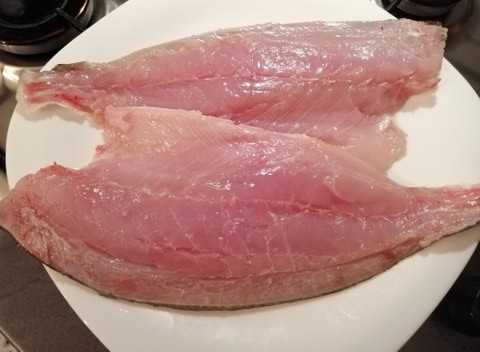 Filetto di ricciola in crosta di noci con patate dolci al forno