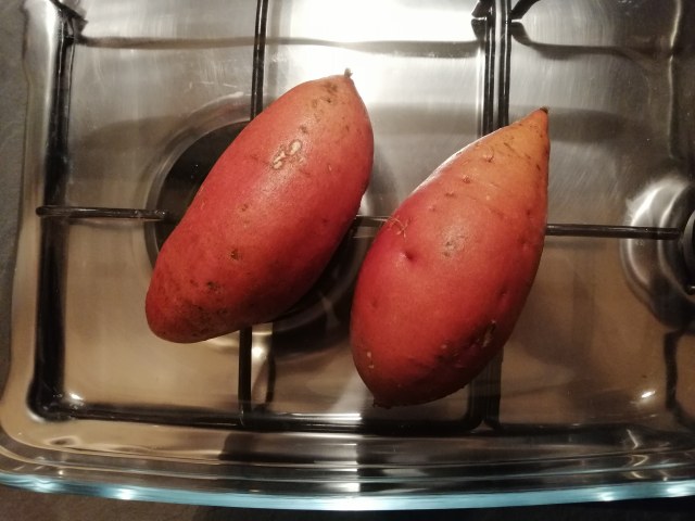 Filetto di ricciola in crosta di noci con patate dolci al forno