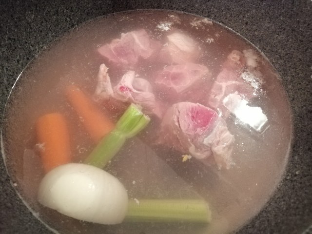 Mondeghili con maionesi allo zafferano ed alla barbabietola