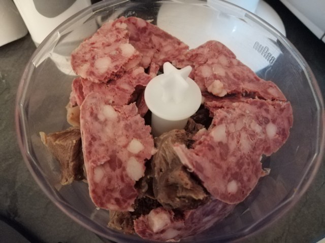 Mondeghili con maionesi allo zafferano ed alla barbabietola