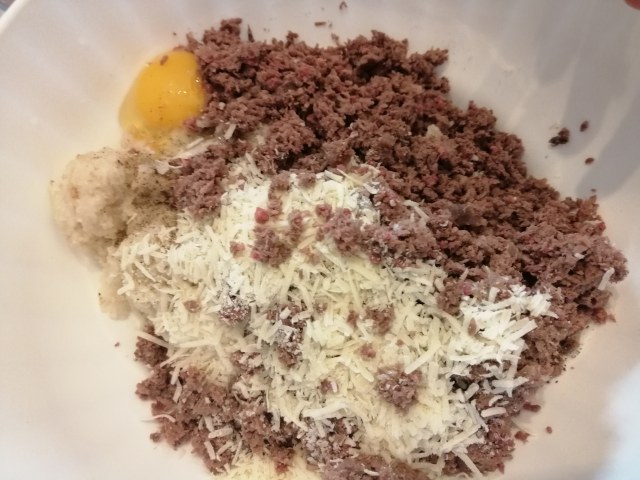 Mondeghili con maionesi allo zafferano ed alla barbabietola