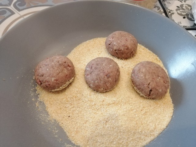 Mondeghili con maionesi allo zafferano ed alla barbabietola