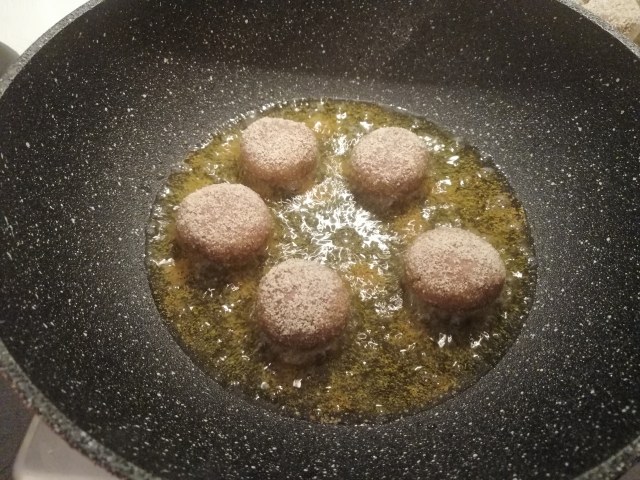 Mondeghili con maionesi allo zafferano ed alla barbabietola