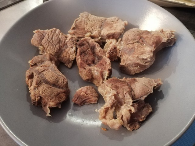 Mondeghili con maionesi allo zafferano ed alla barbabietola