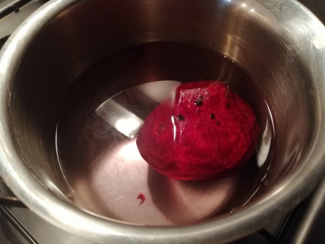 Mondeghili con maionesi allo zafferano ed alla barbabietola