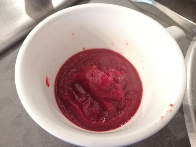 Mondeghili con maionesi allo zafferano ed alla barbabietola