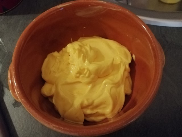 Mondeghili con maionesi allo zafferano ed alla barbabietola