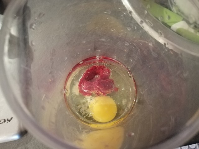 Mondeghili con maionesi allo zafferano ed alla barbabietola