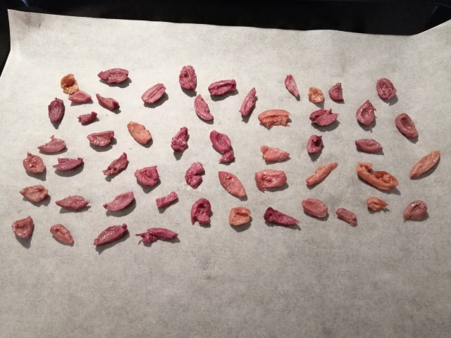 Flan di cavolfiore e acciughe con julienne di papaccelle sottaceto e terra di olive nere