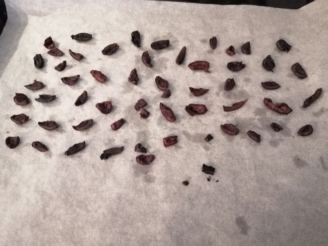 Flan di cavolfiore e acciughe con julienne di papaccelle sottaceto e terra di olive nere