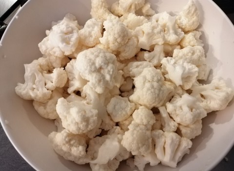 Flan di cavolfiore e acciughe con julienne di papaccelle sottaceto e terra di olive nere