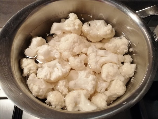 Flan di cavolfiore e acciughe con julienne di papaccelle sottaceto e terra di olive nere