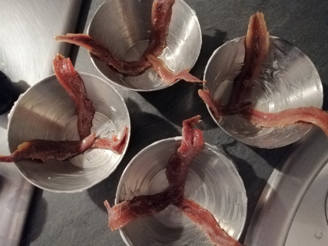 Flan di cavolfiore e acciughe con julienne di papaccelle sottaceto e terra di olive nere