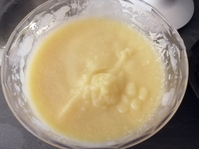 Flan di cavolfiore e acciughe con julienne di papaccelle sottaceto e terra di olive nere