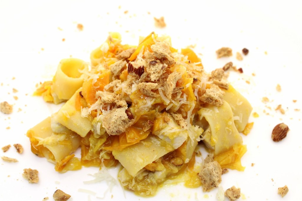 Calamarata con pomodori gialli del Vesuvio pesce spada provolone di bufala e tarallo sbriciolato