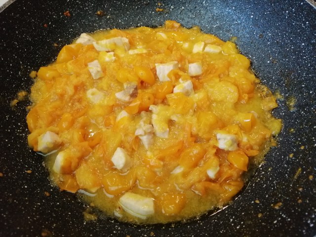 Calamarata con pomodori gialli del Vesuvio pesce spada provolone di bufala e tarallo sbriciolato