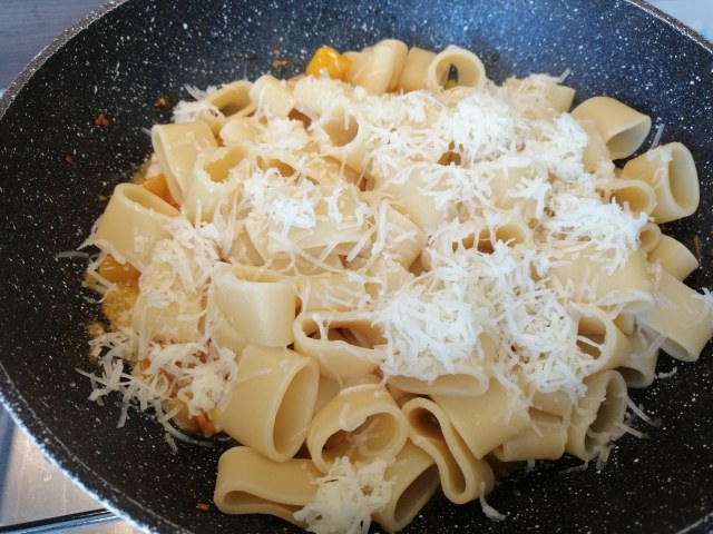 Calamarata con pomodori gialli del Vesuvio pesce spada provolone di bufala e tarallo sbriciolato