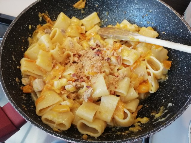 Calamarata con pomodori gialli del Vesuvio pesce spada provolone di bufala e tarallo sbriciolato