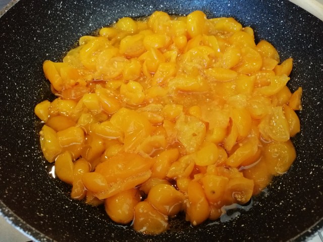 Calamarata con pomodori gialli del Vesuvio pesce spada provolone di bufala e tarallo sbriciolato