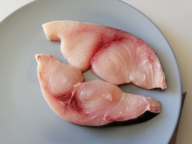 Calamarata con pomodori gialli del Vesuvio pesce spada provolone di bufala e tarallo sbriciolato