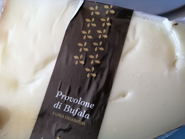 Calamarata con pomodori gialli del Vesuvio pesce spada provolone di bufala e tarallo sbriciolato