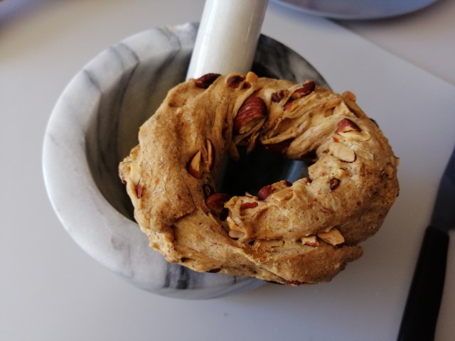 Calamarata con pomodori gialli del Vesuvio pesce spada provolone di bufala e tarallo sbriciolato