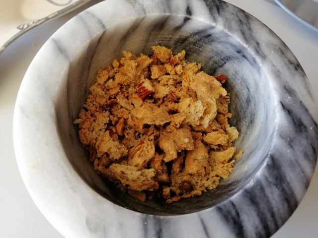 Calamarata con pomodori gialli del Vesuvio pesce spada provolone di bufala e tarallo sbriciolato