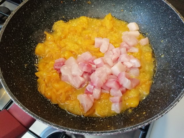 Calamarata con pomodori gialli del Vesuvio pesce spada provolone di bufala e tarallo sbriciolato