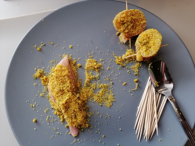 Involtini di triglia ammuddicati con scorzetta di cedro finocchietto selvatico e curcuma su salsa di cedro