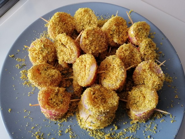 Involtini di triglia ammuddicati con scorzetta di cedro finocchietto selvatico e curcuma su salsa di cedro