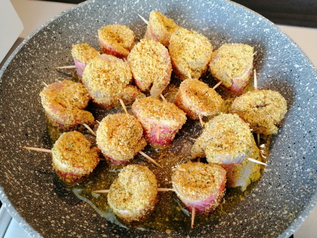 Involtini di triglia ammuddicati con scorzetta di cedro finocchietto selvatico e curcuma su salsa di cedro