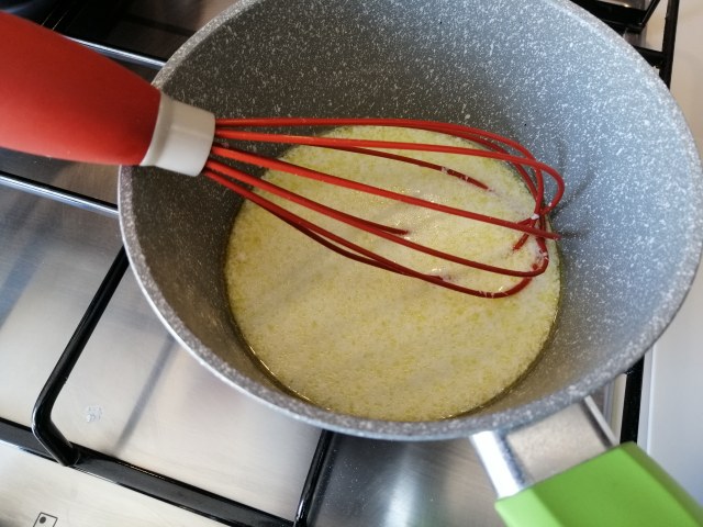 Involtini di triglia ammuddicati con scorzetta di cedro finocchietto selvatico e curcuma su salsa di cedro