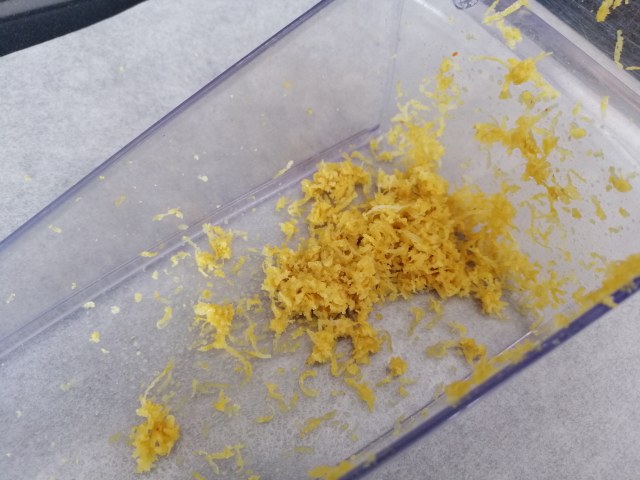 Involtini di triglia ammuddicati con scorzetta di cedro finocchietto selvatico e curcuma su salsa di cedro