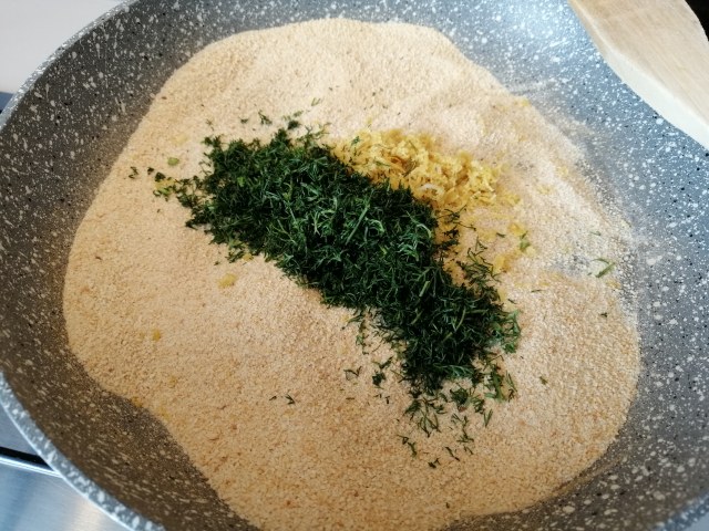 Involtini di triglia ammuddicati con scorzetta di cedro finocchietto selvatico e curcuma su salsa di cedro