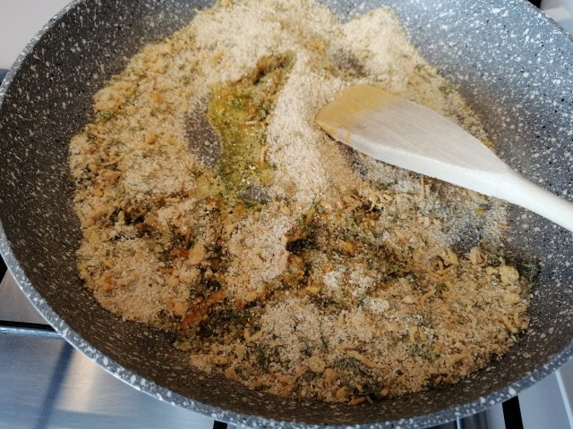 Involtini di triglia ammuddicati con scorzetta di cedro finocchietto selvatico e curcuma su salsa di cedro