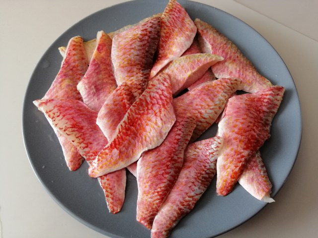 Involtini di triglia ammuddicati con scorzetta di cedro finocchietto selvatico e curcuma su salsa di cedro