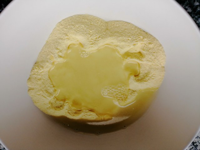 Ravioli ripieni di ricotta e piselli con crema di pecorino toscano e pancetta croccante