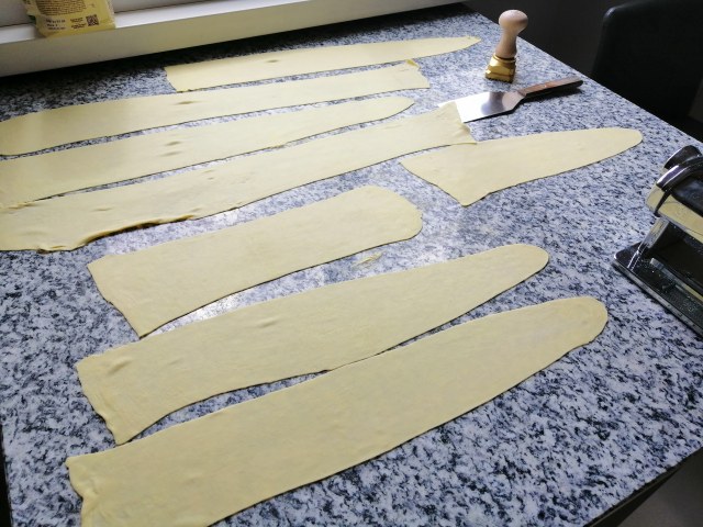 Ravioli ripieni di ricotta e piselli con crema di pecorino toscano e pancetta croccante